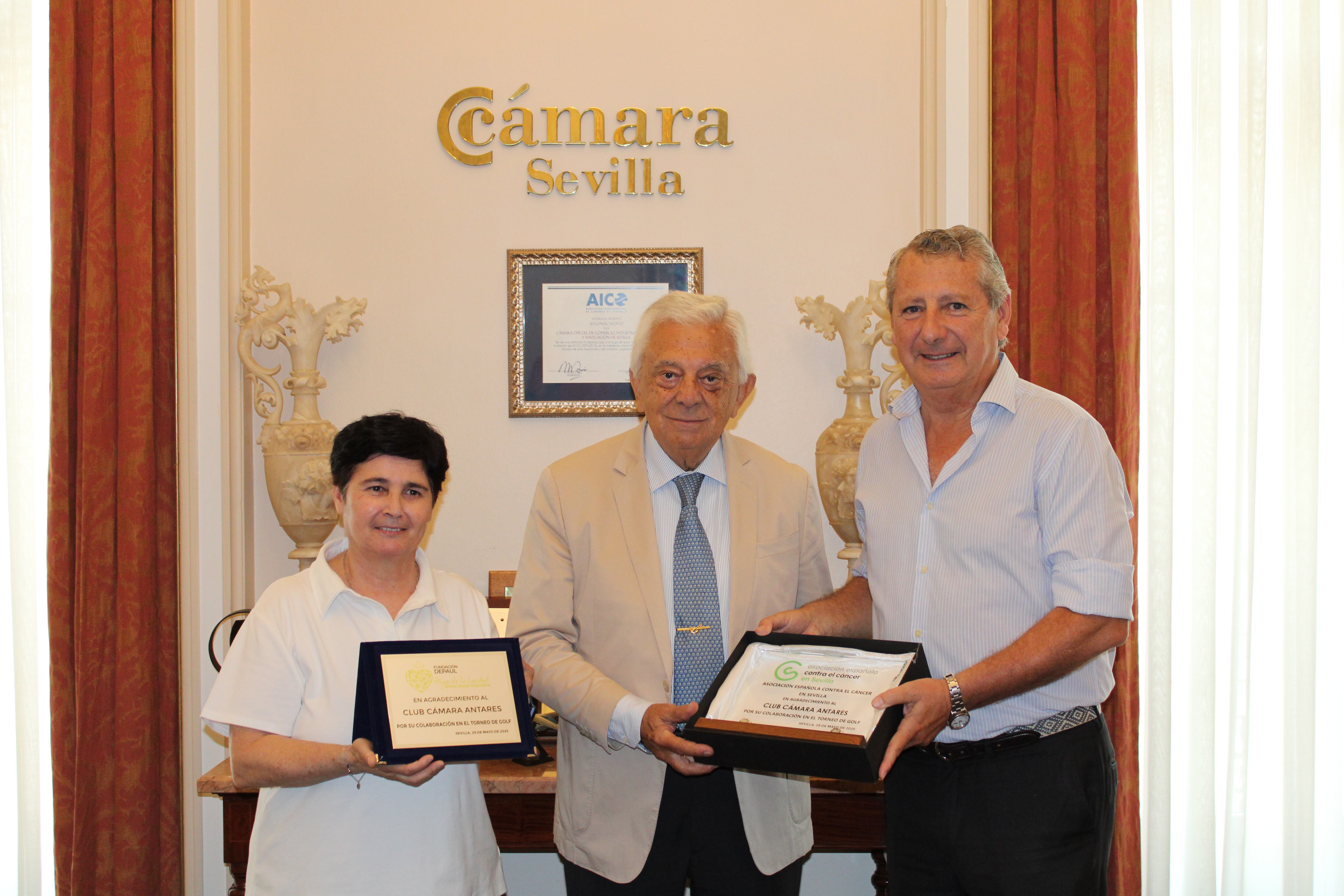 En la imagen el Presidente de la Cámara, Francisco Herrero, junto al presidente de la Asociación Española Contra el Cáncer en Sevilla, Jesúa Maza, y la secretaria de la Fundación DePaul Hijas de la Caridad, Sor Antonia Nieto.