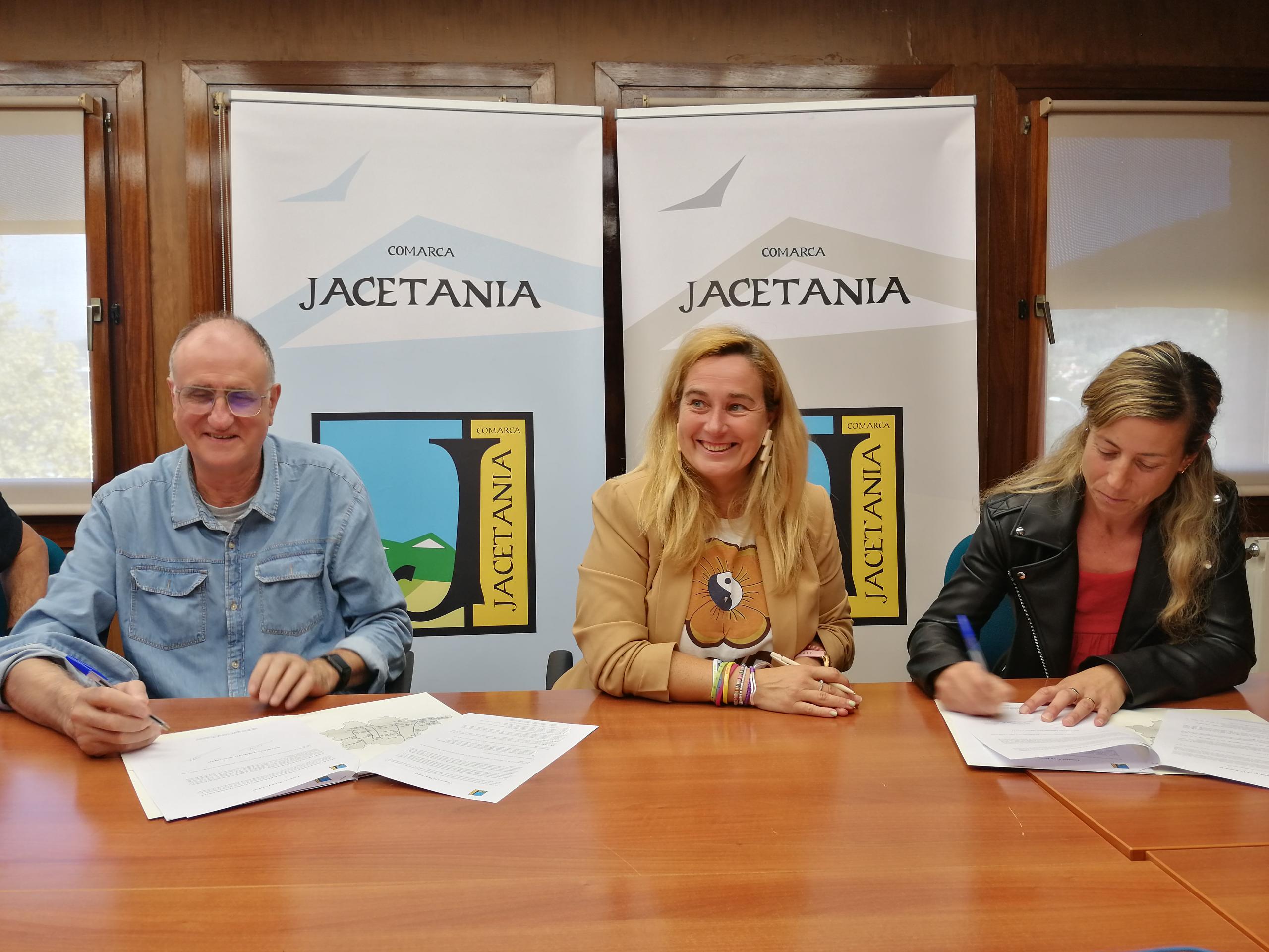 Firma del convenio entre la presidenta de la Comarca de la Jacetania, el presidente de la Asociación Sancho Ramírez y la alcaldesa de Borau
