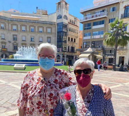 Carmina con la flor junto a su amiga Maricarmen