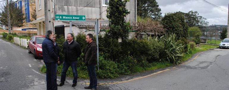 El alcalde de Culleredo, José Ramón Riobóo en una de las carreteras de su Concello