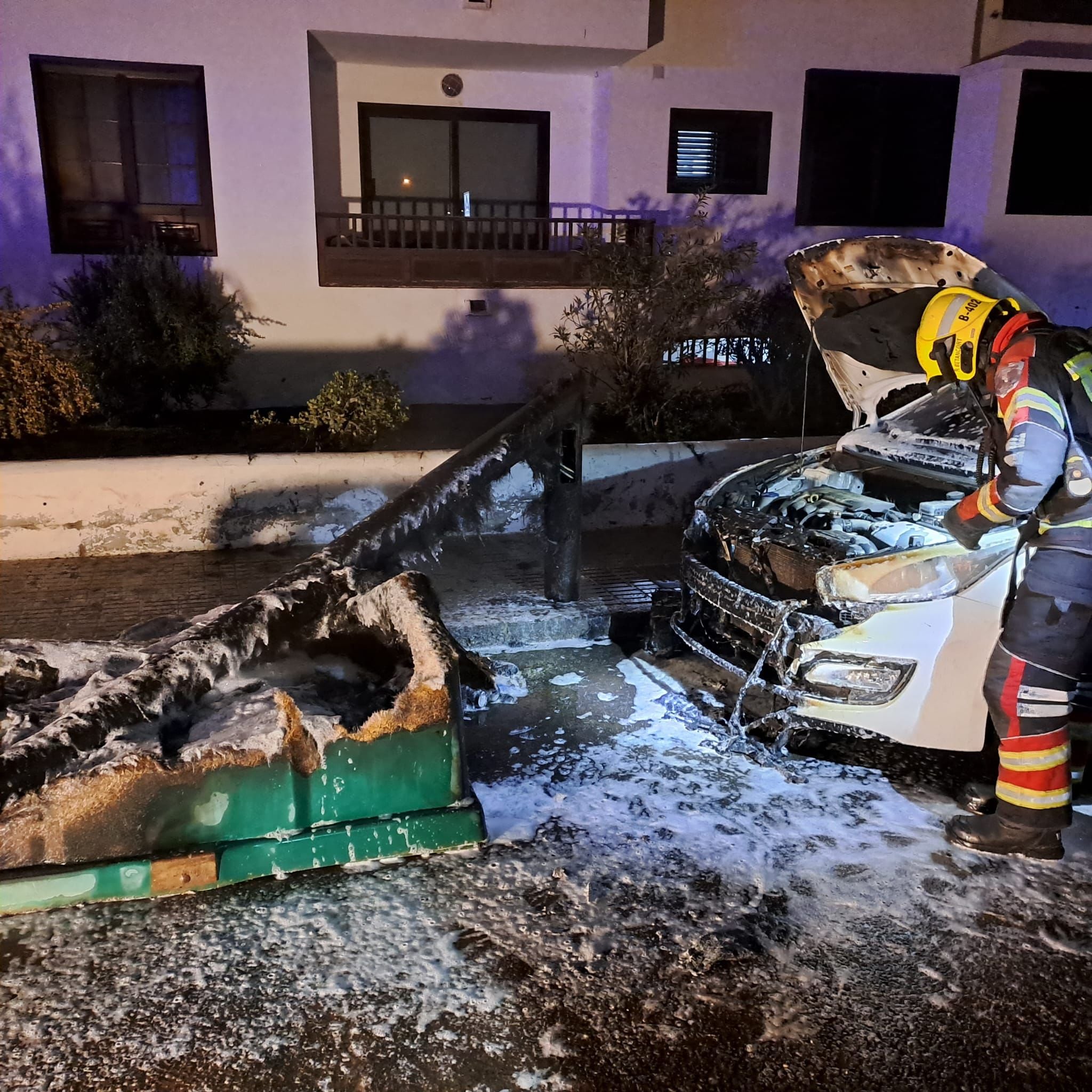 Contenedores quemados y coche afectado en Arrecife, capital de Lanzarote.