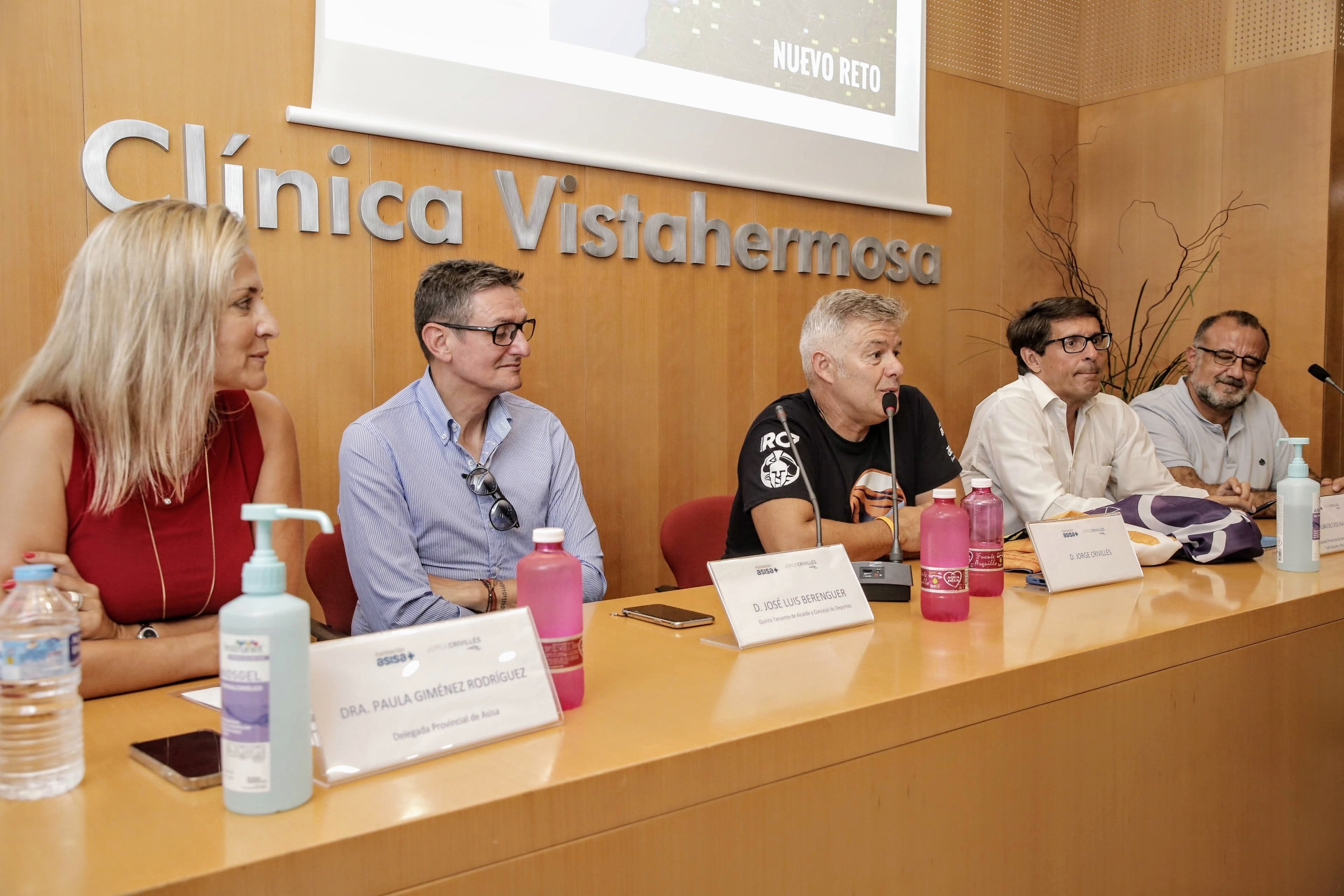 Jorge Crivillés acompañado por el equipo de Fundación ASISA en la HLA Clínica Vistahermosa