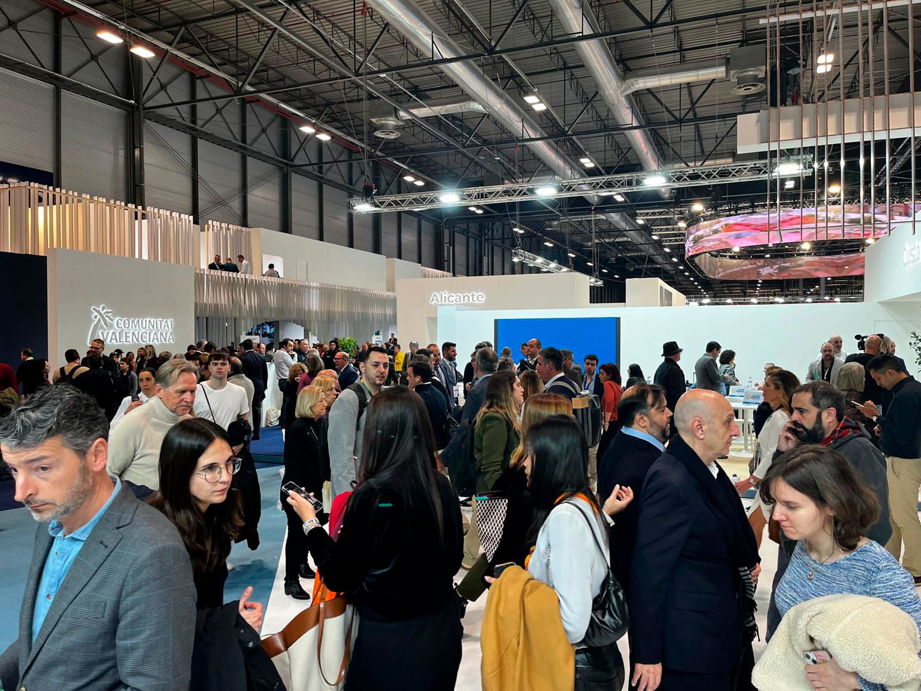 Imagen general del estand de Costa Blanca en Fitur 2025 con un constante trasiego de profesionales vinculados al sector del turismo