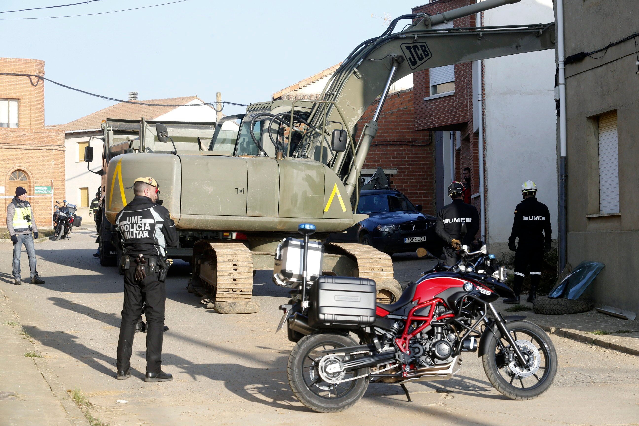 La UME y la Policía, durante las labores de búsqueda de los cuerpos de una mujer y su hija desaparecidas en 1987.