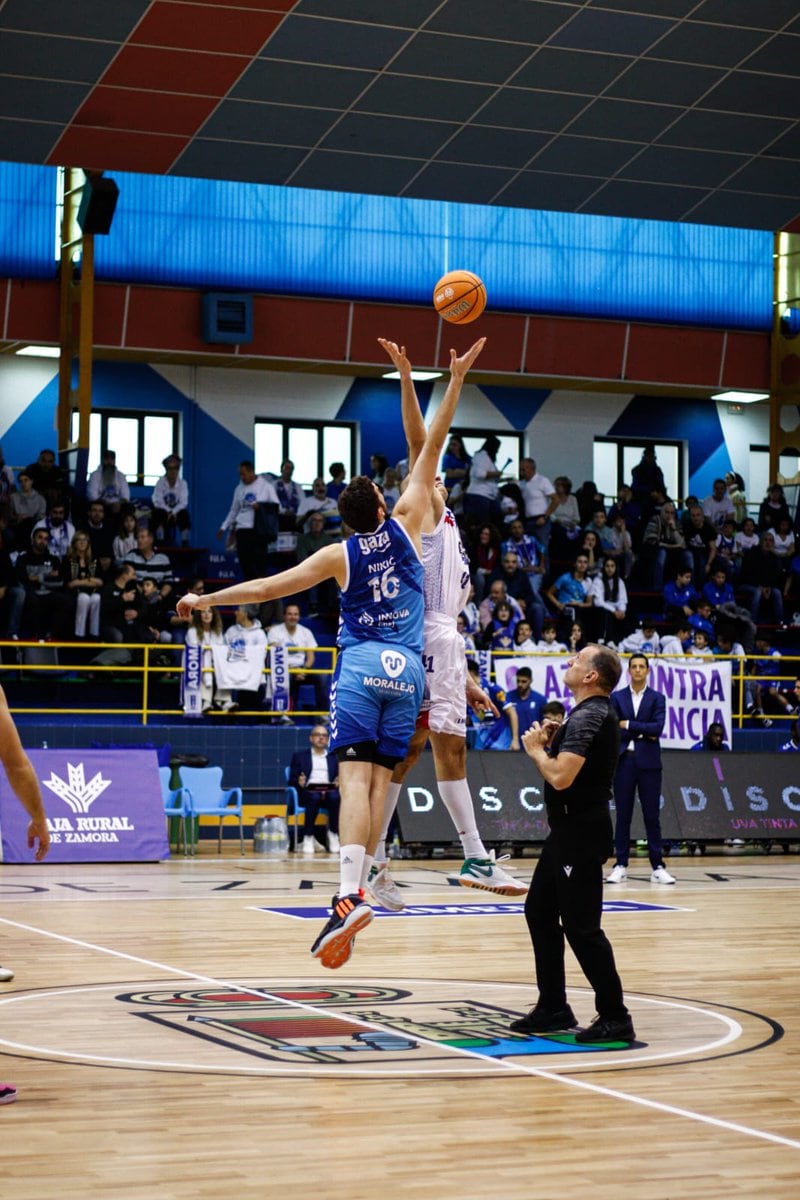 Oliver Stevic salta a por el balón con Nikic en el inicio del partido en Zamora