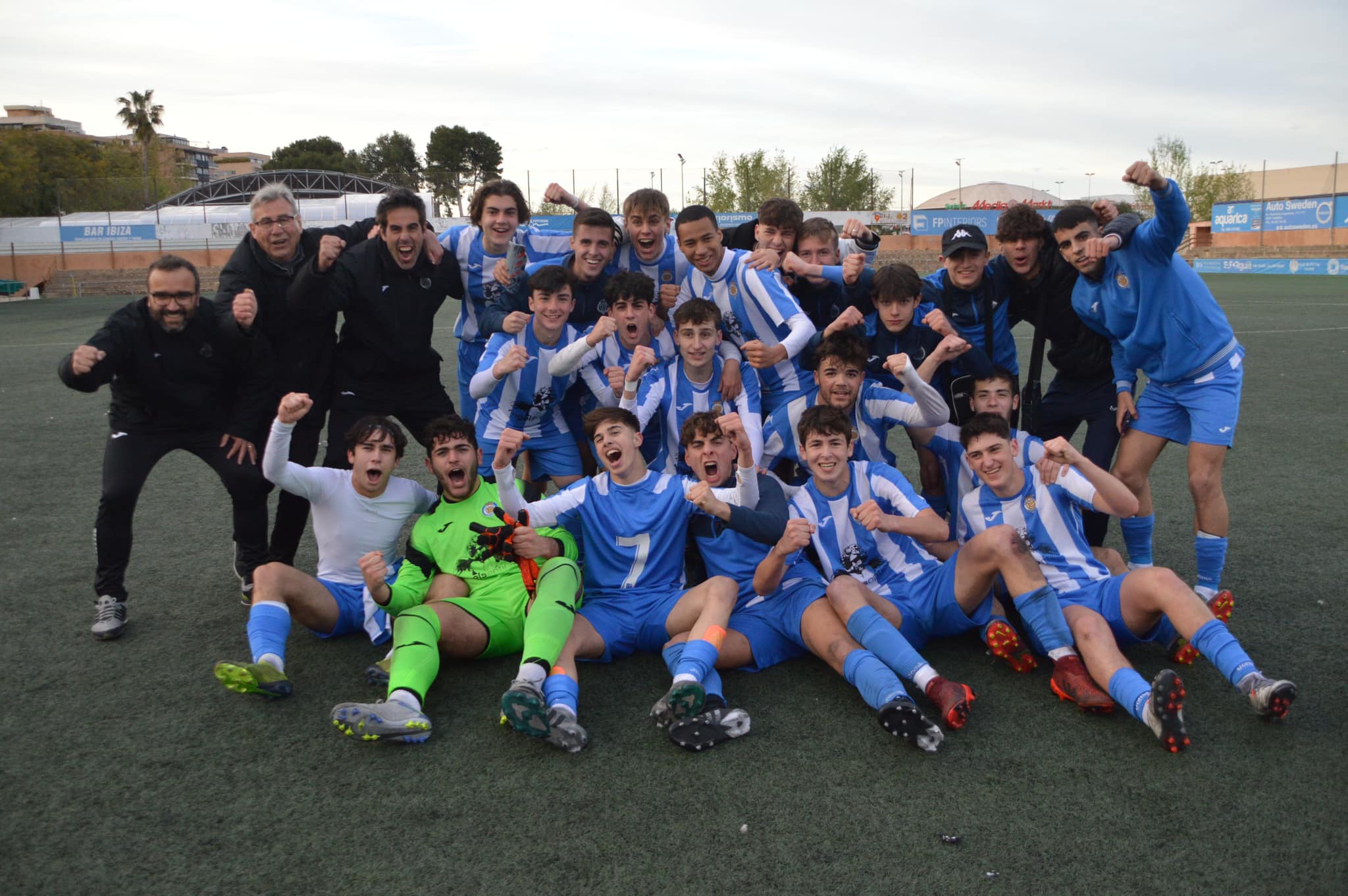 Los jugadores y el cuerpo técnico celebran el campeonato