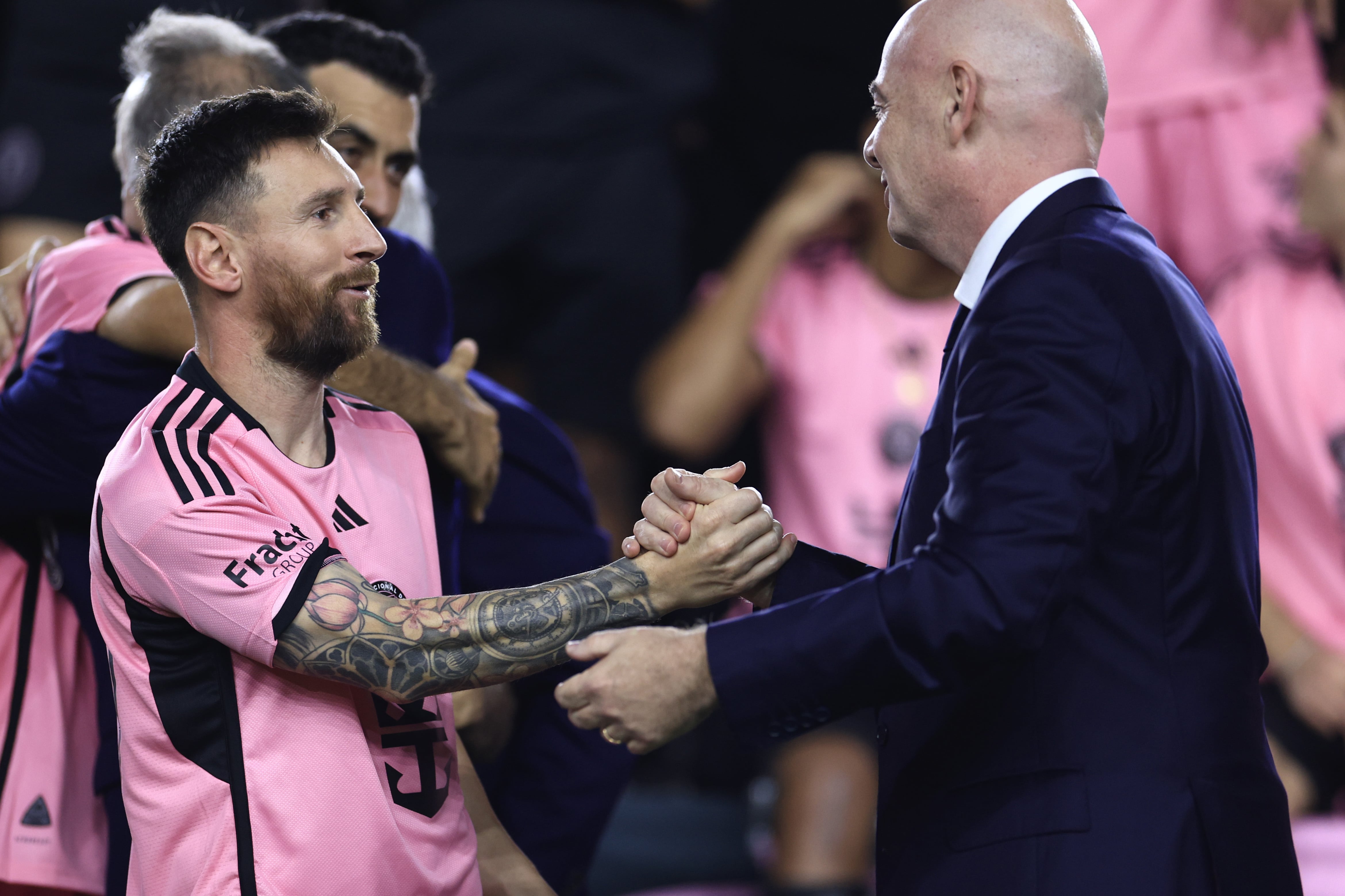 Lionel Messi saluda al presiente de la FIFA, Gianni Infantino