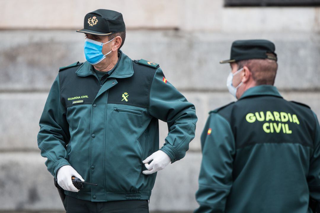 Dos agentes de la Guardia Civil. 