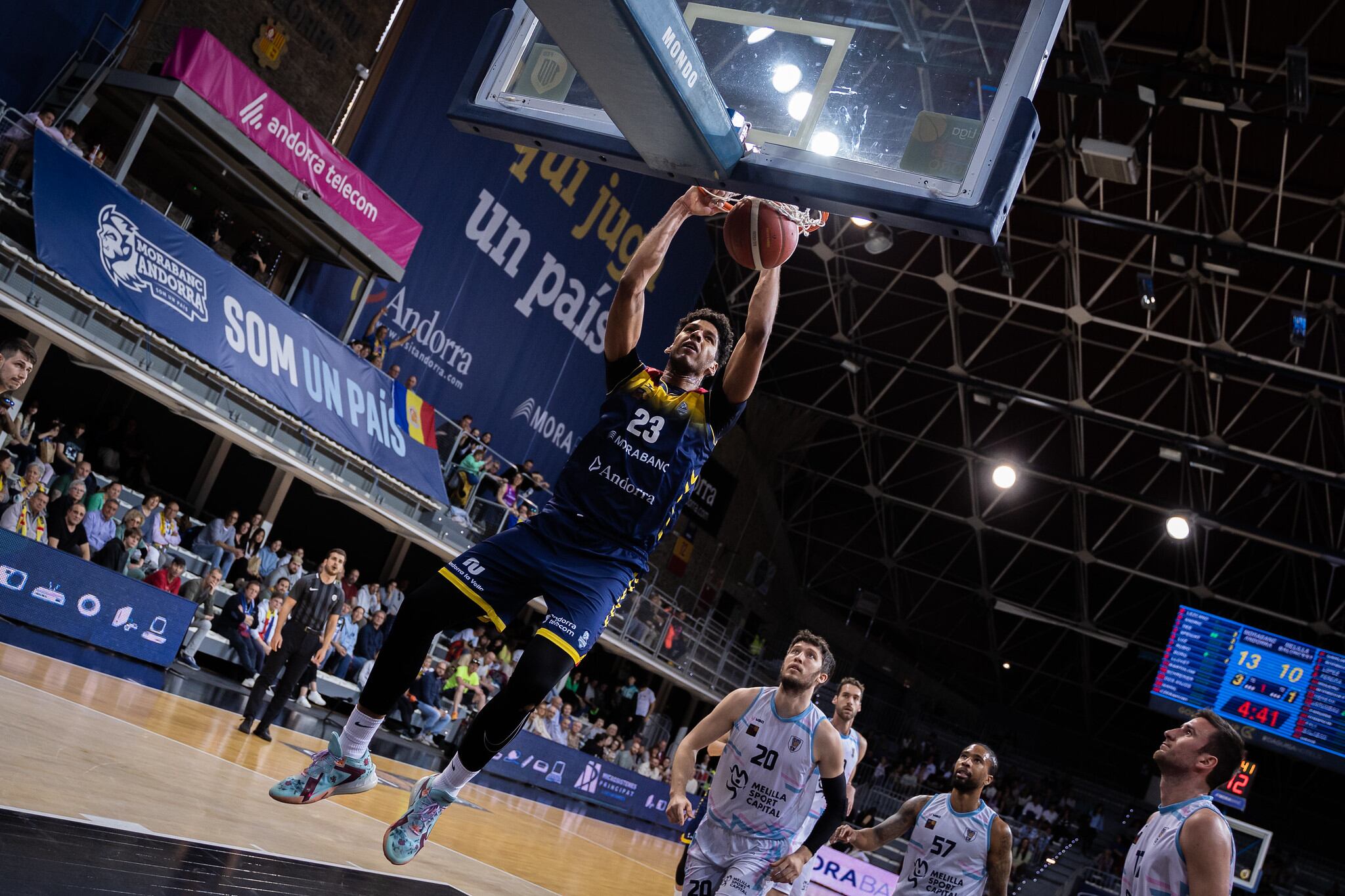 Felipe Dos Anjos esmaixa en una jugada de l'últim partit de lliga al Poliesportiu.