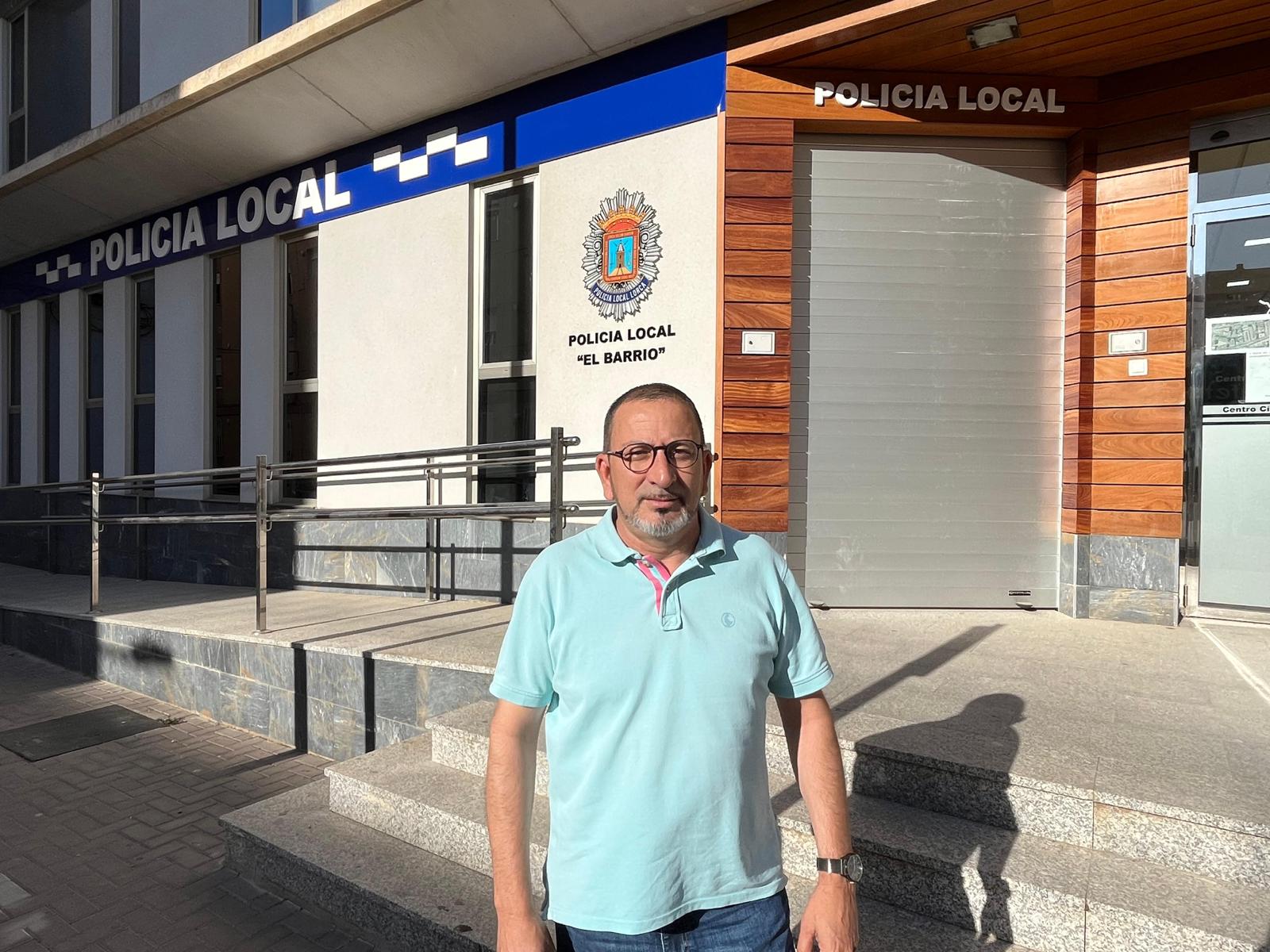 El concejal de Seguridad del PSOE de Lorca frente a las instalaciones del cuartel de la Policía Local del Barrio de San Cristobal,, que está cerrado