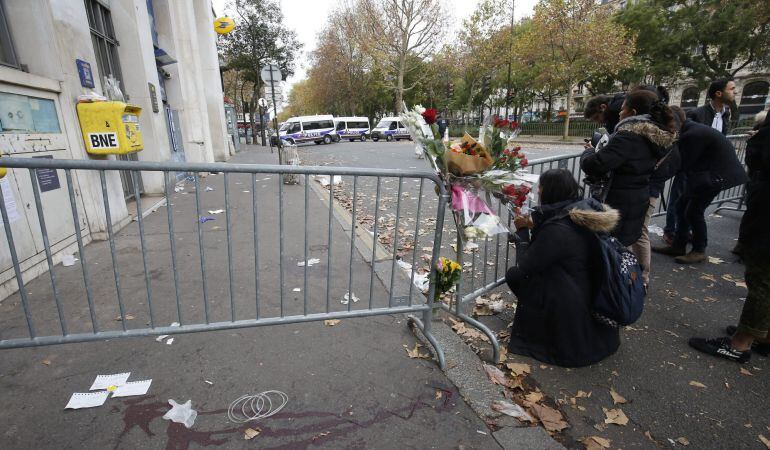 Flores cerca de &#039;Bataclan&#039;, discoteca en la que se produjo el atentado anoche en París.