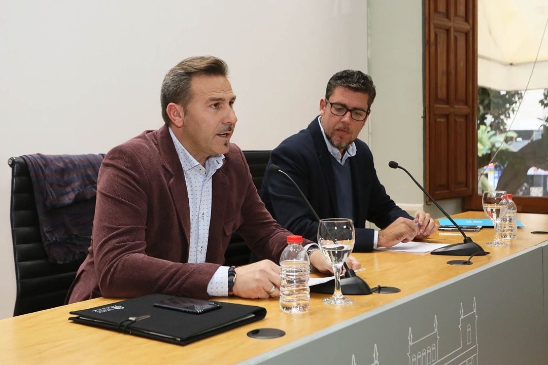 El alcalde de Busot y diputado, Alejandro Morant, (i), en una reciente rueda de prensa en la Diputación.