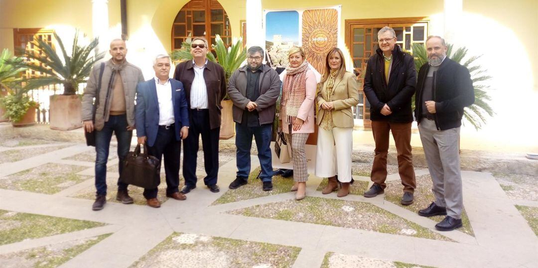 La concejala de Turismo, Charo Morales de Coca (tercera por la dcha), durante la reunión con representantes de la hostelería, turismo, restauración y almazaras.