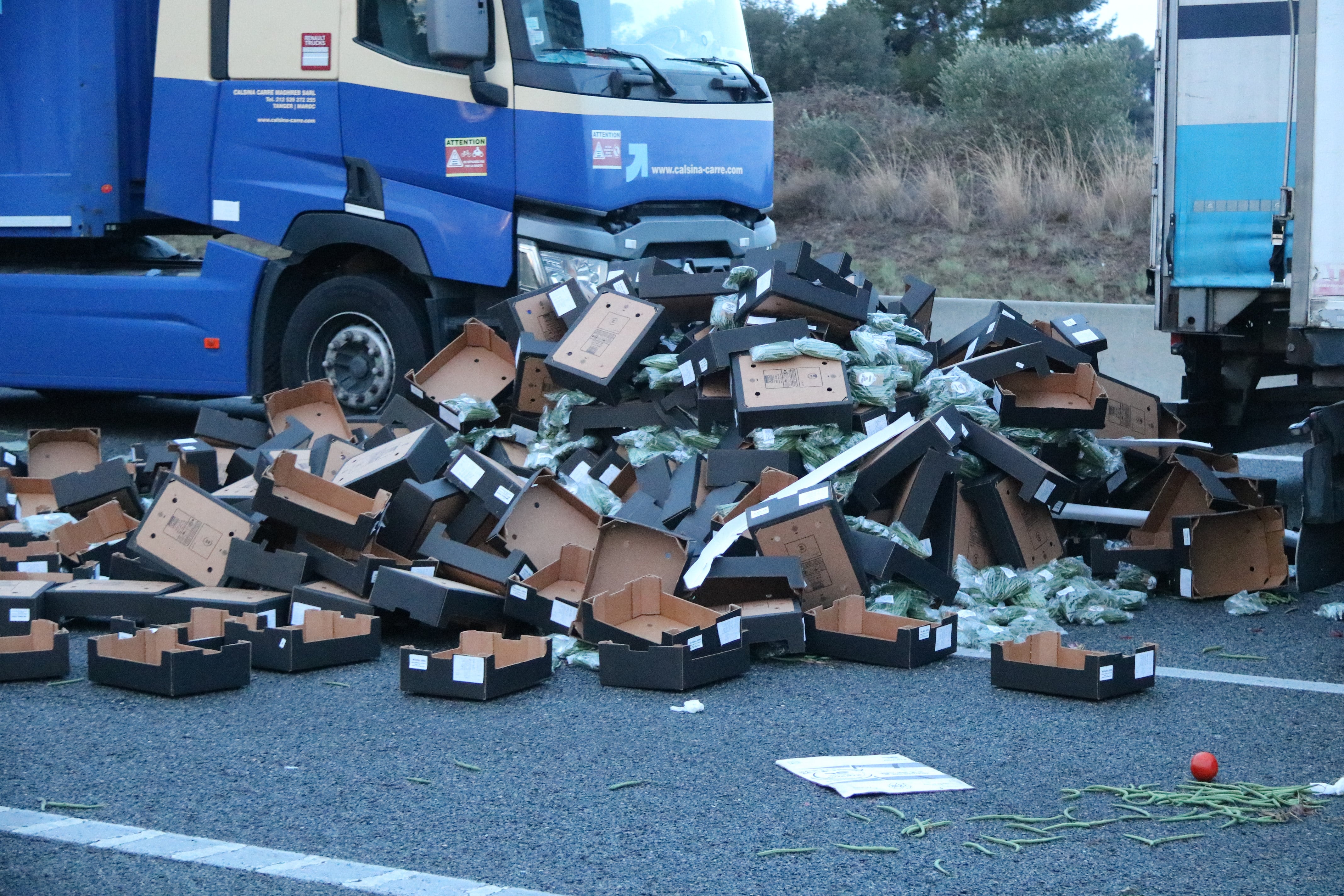 Els pagesos gironins han buidat diversos camions plens de fruita i verdura que provenien del Marroc i que estan atrapats a l’AP-7.