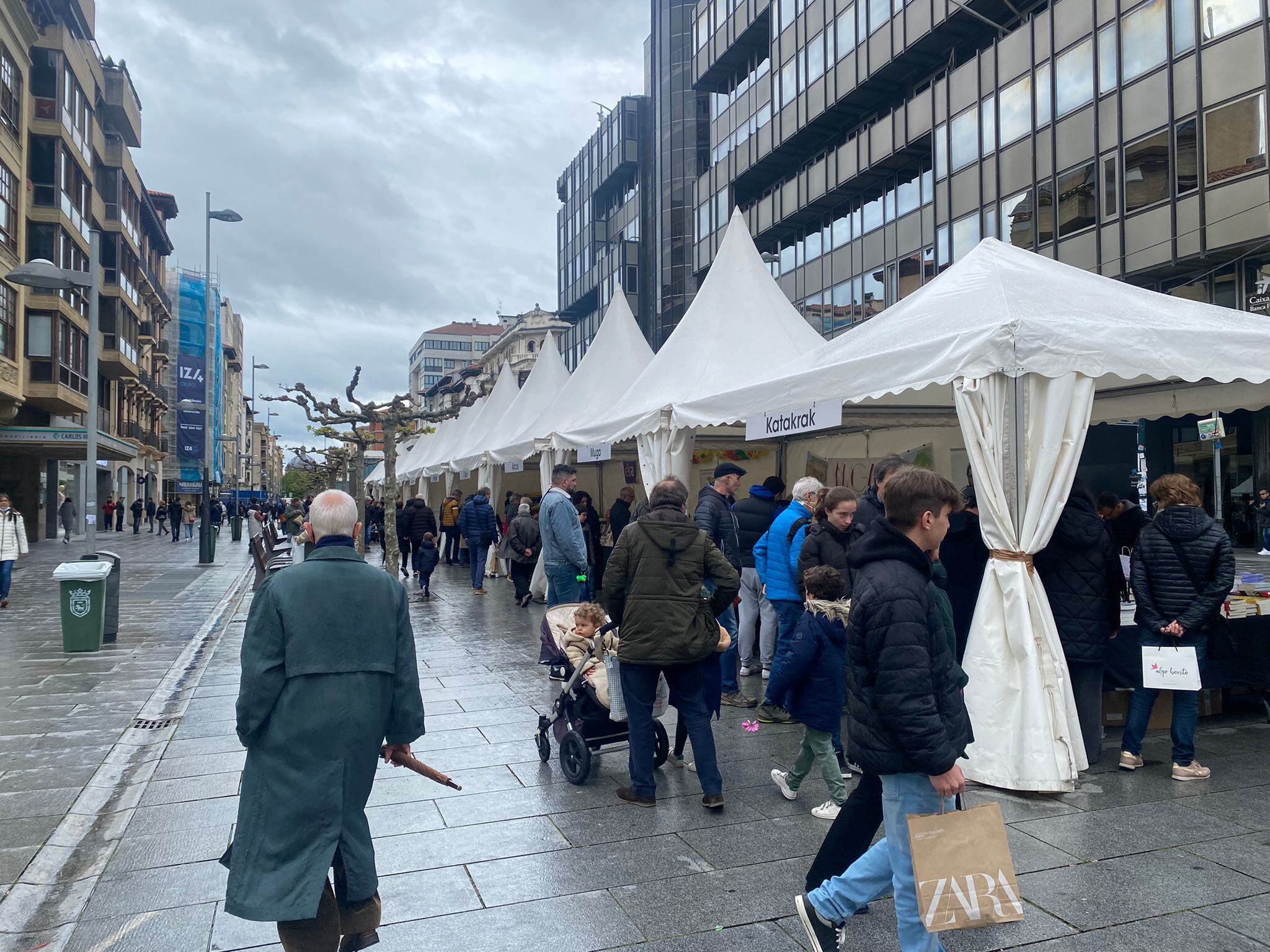 Las librerías salen a la calle en el centro de Pamplona en este 23 de abril de 2022.