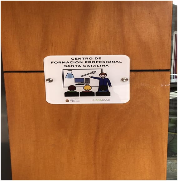 Los rótulos también están en dependencias públicas de Educación