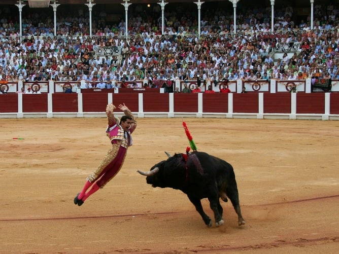 El matador de toros granadino David Fandila &#039;El Fandi&#039;, en uno de los espectaculares tercios de banderillas que acostumbra protagonizar, torea el domingo en Almería.