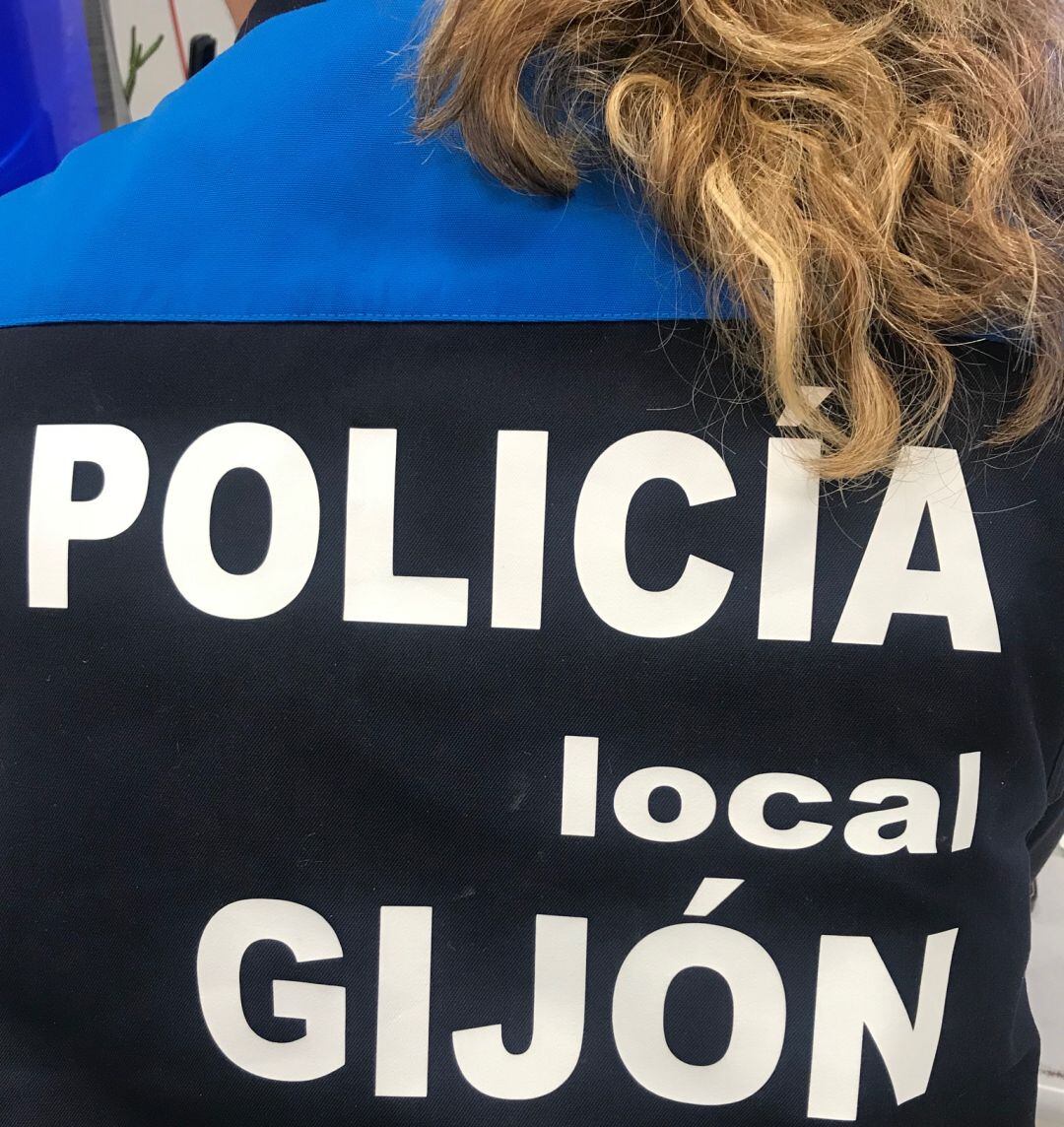 Una agente de policía en Gijón.