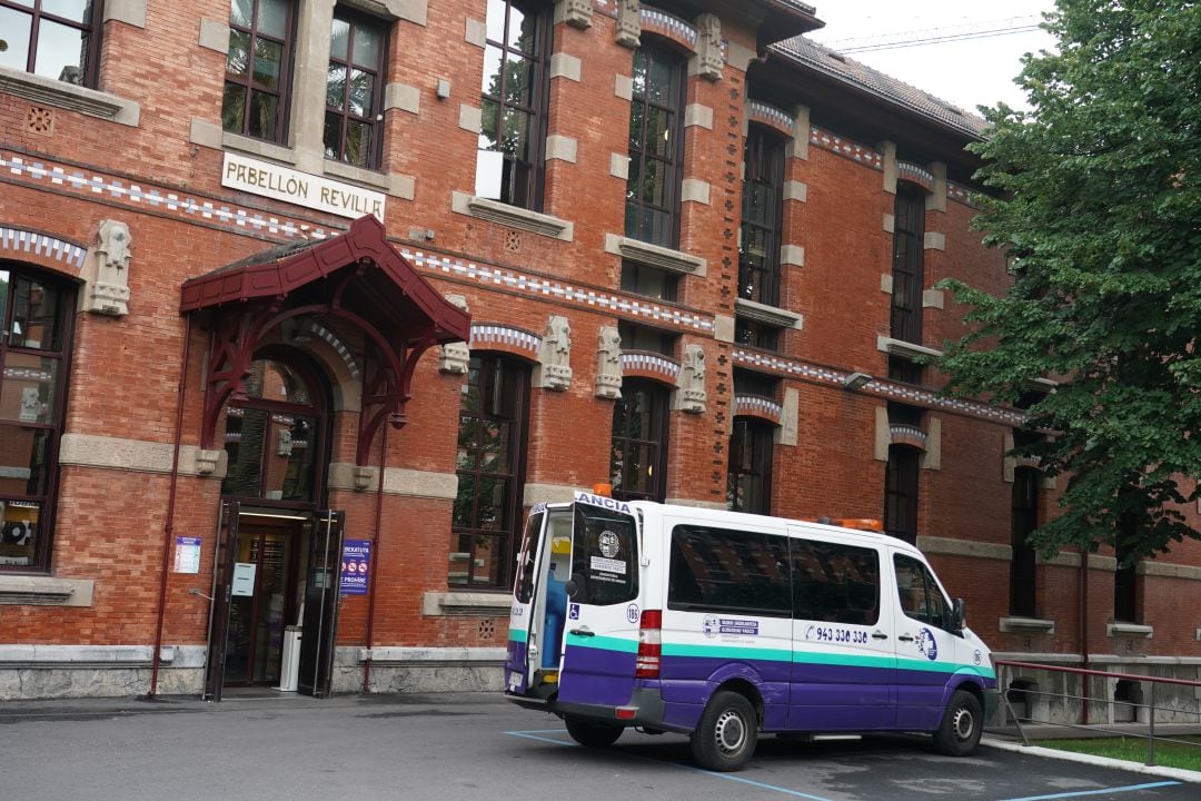 Una ambulancia frente al pabellón Revilla del Hospital de Basurto, en una imagen de archivo