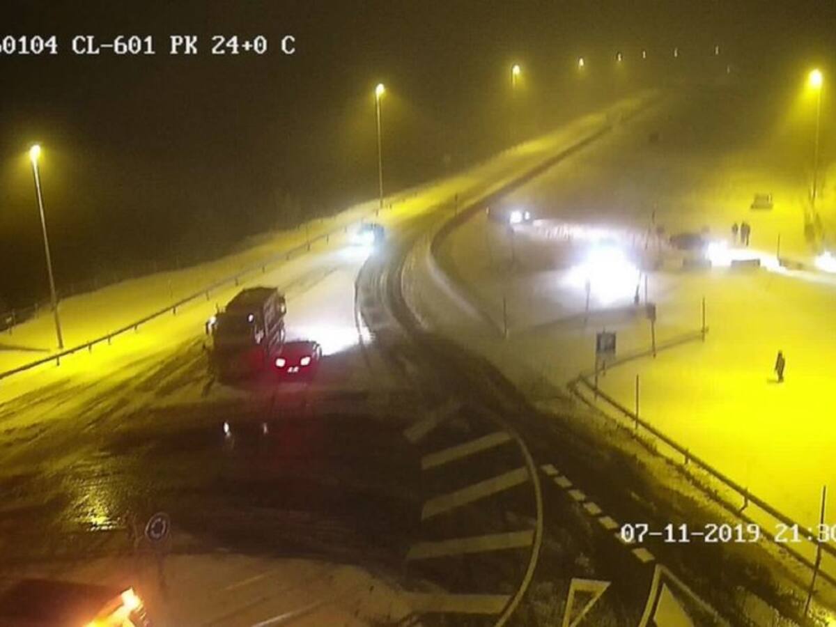 La nieve dificulta la circulación en el Puerto de Navacerrada