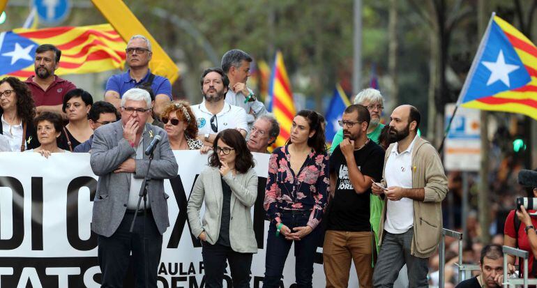 El vicepresidente de la ANC, Agustí Alcoberro (i), y el portavoz de Òmnium Cultural, Marcel Mauri (d), junto a las esposas de Jordi Sànchez y Jordi Cuixart, durante la manifestación convocada por la Mesa por la Democracia para pedir la libertad de éstos