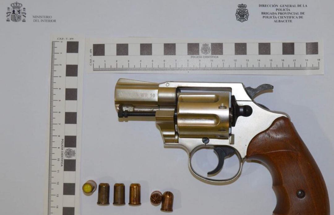 Imagen del arma detonadora intervenida durante la actuación