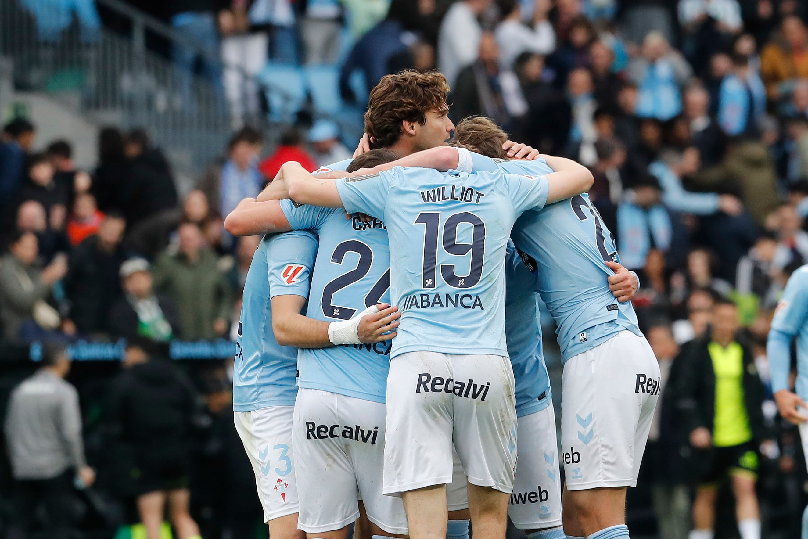 VIGO, 08/02/2025.- Los jugadores del Celta de Vigo celebran su tercer tanto ante el Real Betis durante el partido de Liga celebrado, este sábado, en el estadio Balaídos de Vigo. EFE/Salvador Sas
