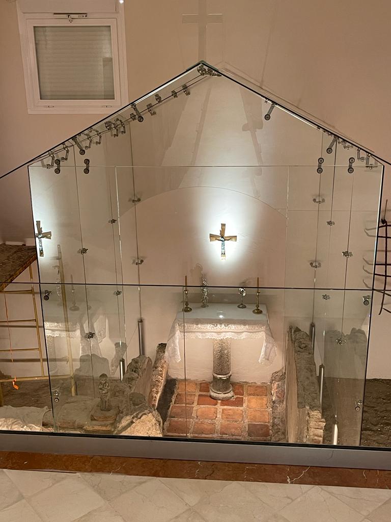 Imagen de la instalación acristalada para conservar la antigua capilla