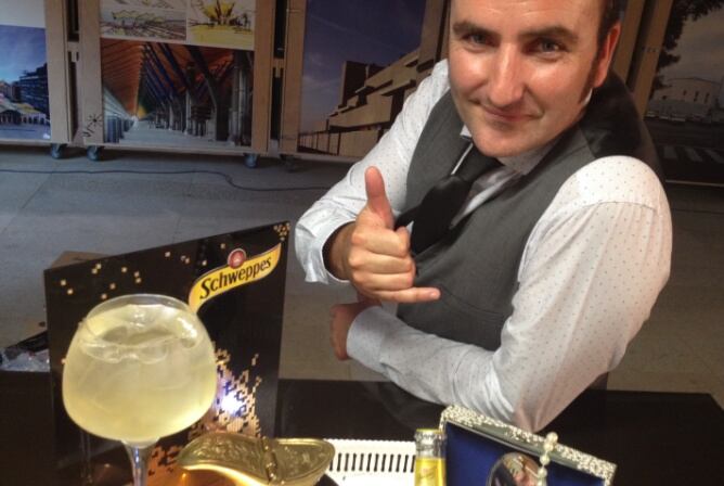 Alfonso Rodríguez trabaja como barman en el restaurante Boca Chica de Barcelona.