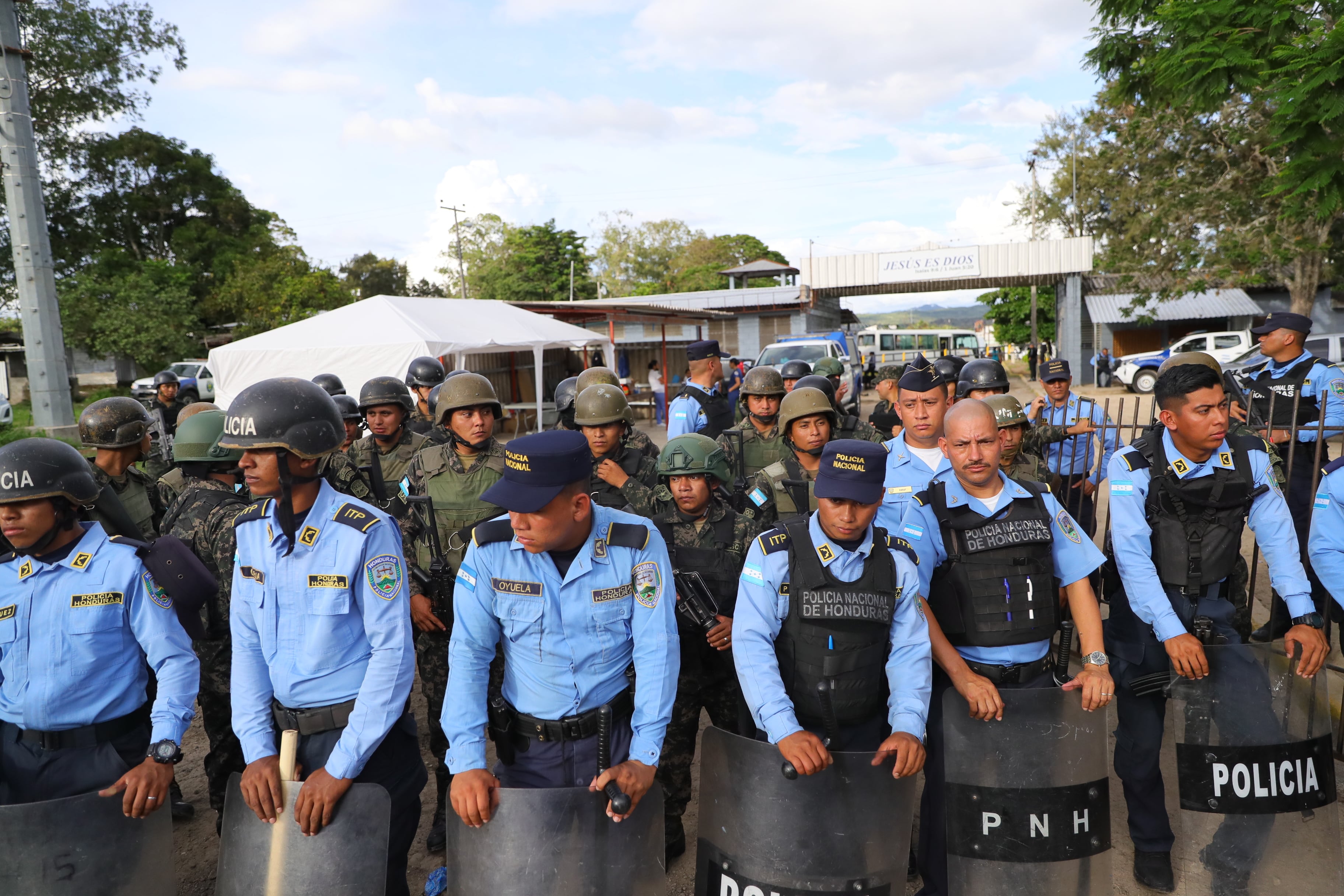 Policías y militares vigilan el penal donde al menos 46 personas fallecieron y otras siete resultaron heridas en una reyerta y un incendio registrados en el Centro Femenino de Adaptación Social (Cefas) cerca de la capital de Honduras.