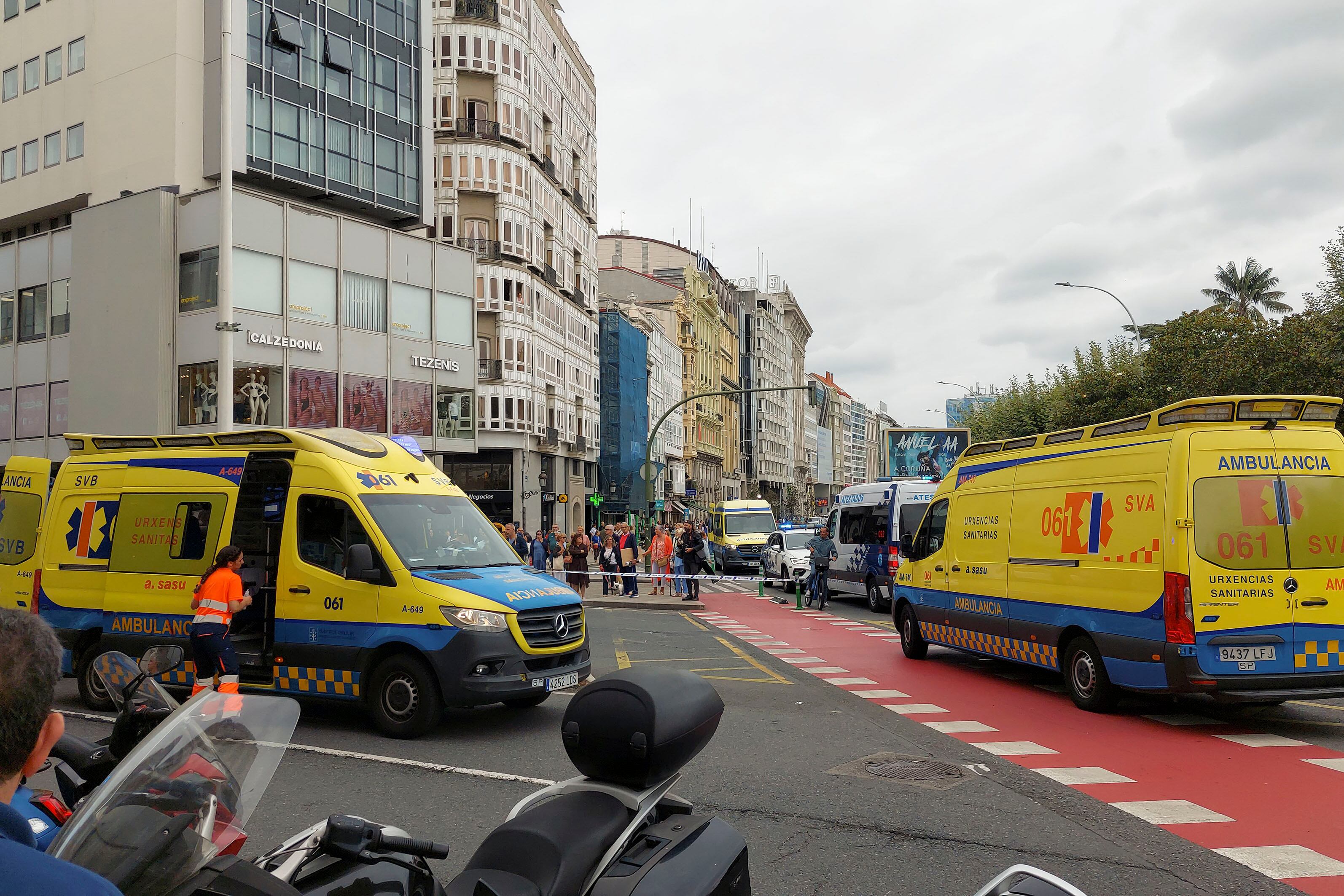 A CORUÑA, 27/08/2025.- Varias ambulancias en las inmediaciones de la calle Juana de Vega de ACoruña, donde ha tenido lugar un aatropello múltiple con al menos cuatro personas heridas. EFE/ Moncho Fuentes/
