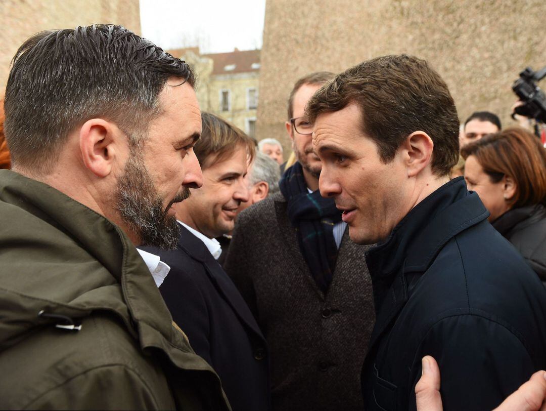 El presidente de VOX, Santiago Abascal (i), y el presidente del PP, Pablo Casado (d), conversan tras finalizar la concentración convocada por Vox, Ciudadanos y el PP este domingo en la plaza de Colón de Madrid, en protesta por el diálogo de Pedro Sánchez con los independentistas catalanes y en demanda de elecciones generales.