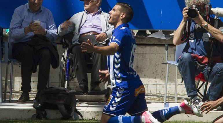 Theo Hernández se arrodilla para celebra su gol frente al Athletic Club