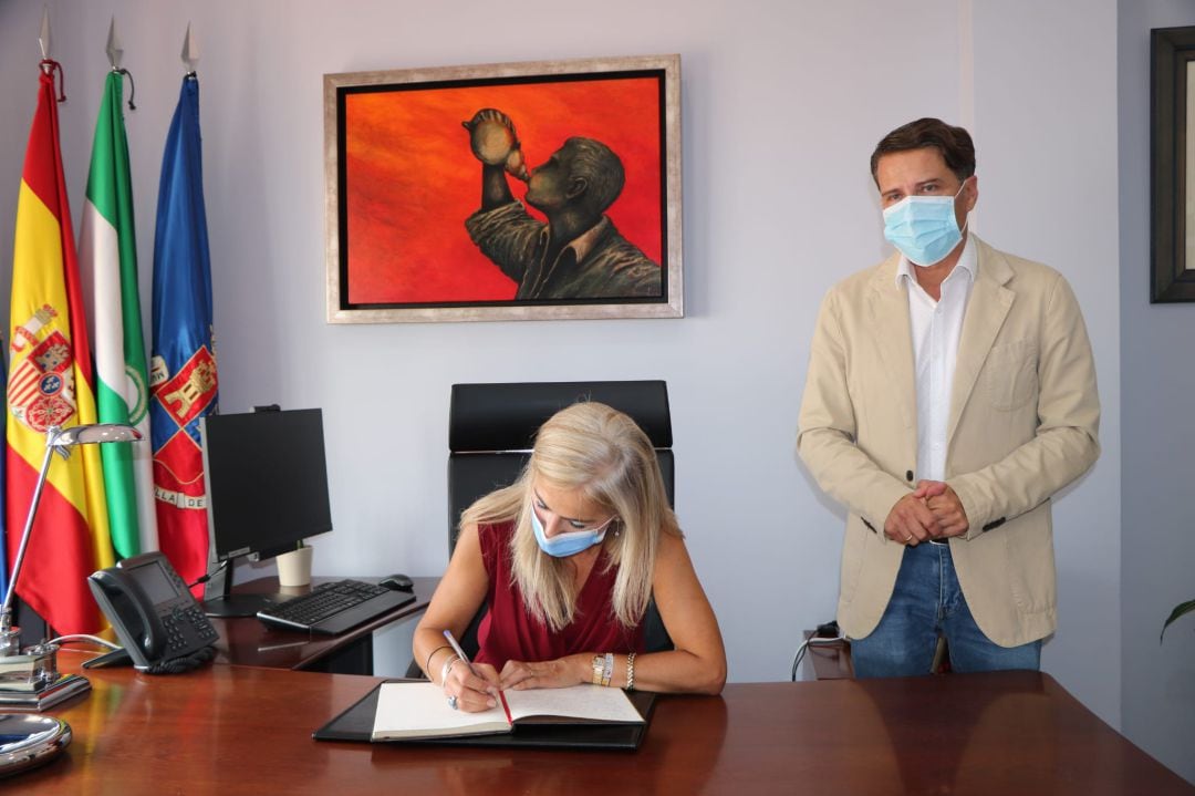 Patricia del Pozo, consejera de Cultura en su visita a Torrox donde ha anunciado la protección de la Cueva de la Araña