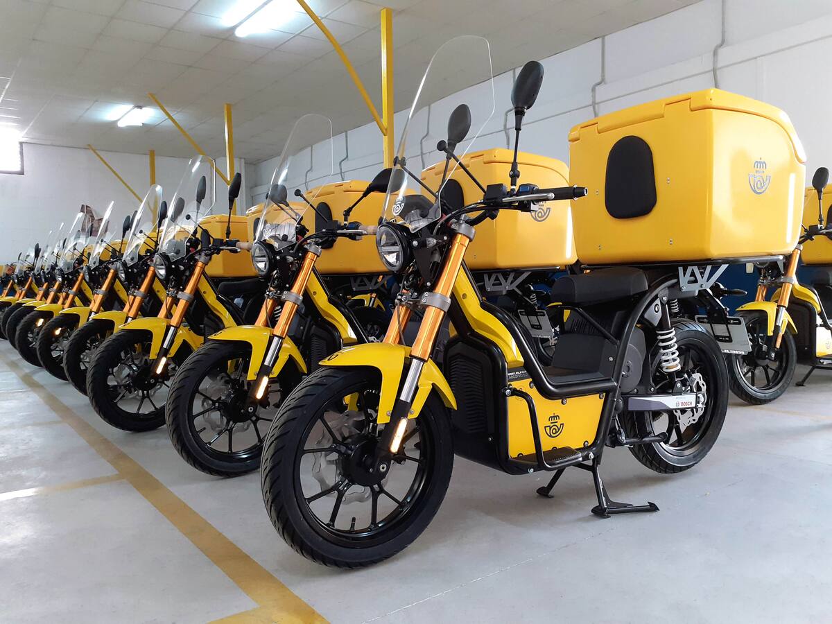 Correos incorpora 2 motos a su flota de reparto eléctrica cibersegura en la provincia Palencia