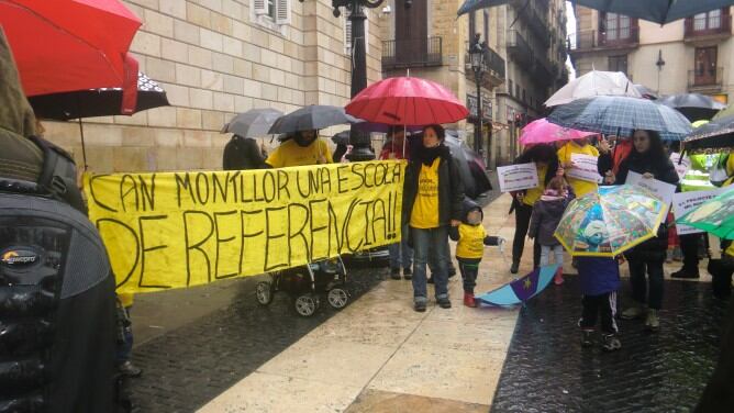 Les Asssociacions de Mares i Pares de les escoles Can Montllor i Roser Capdevila de Terrassa s&#039;han manifestat avui a la Plaça de Sant Jaume