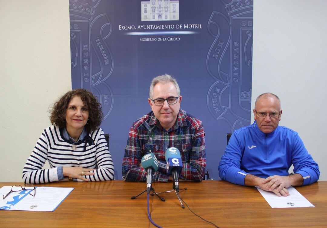 El concejal de cultura, Francisco Ruiz, presenta los actos litúrgicos  del día de los Terremotos de Motril junto a la presidenta de la Hermandad de la Virgen de la Cabeza, Maria José Garrido y Pedro Ruiz