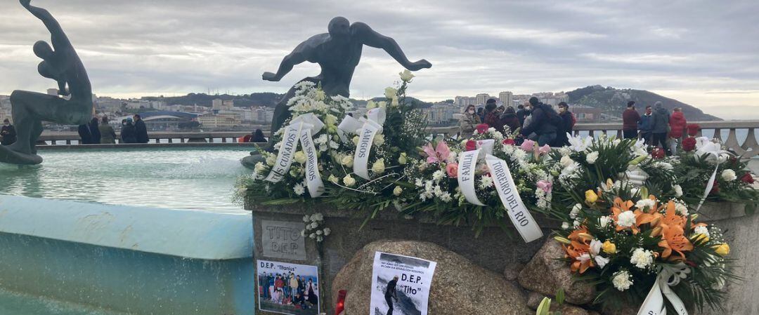 Flores en homenaje a Tito