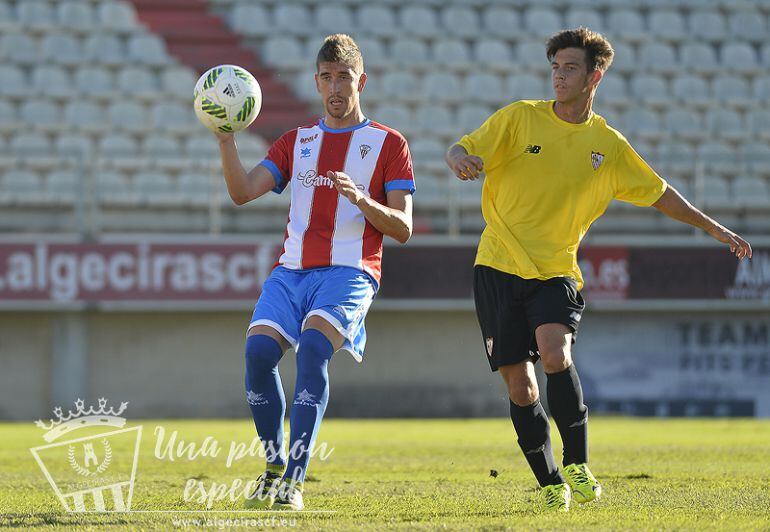 Berlanga despeja un balón ante un contrario.