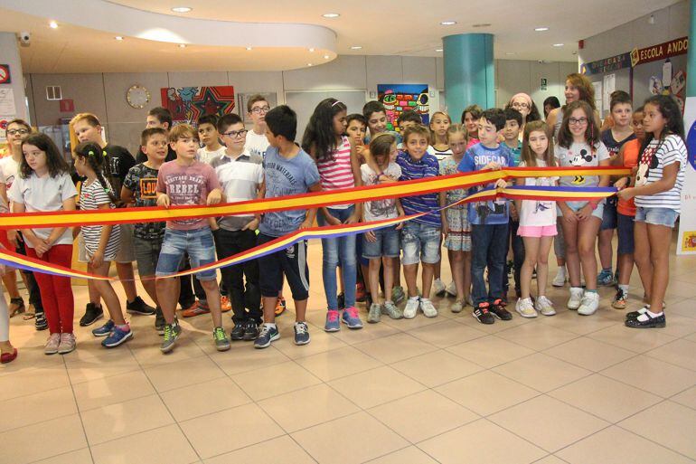 Els nens i nenes del Col·legi Maria Moliner donen la benvinguda al secretari d'Estat d'Educació espanyol, Marcial Marín. 