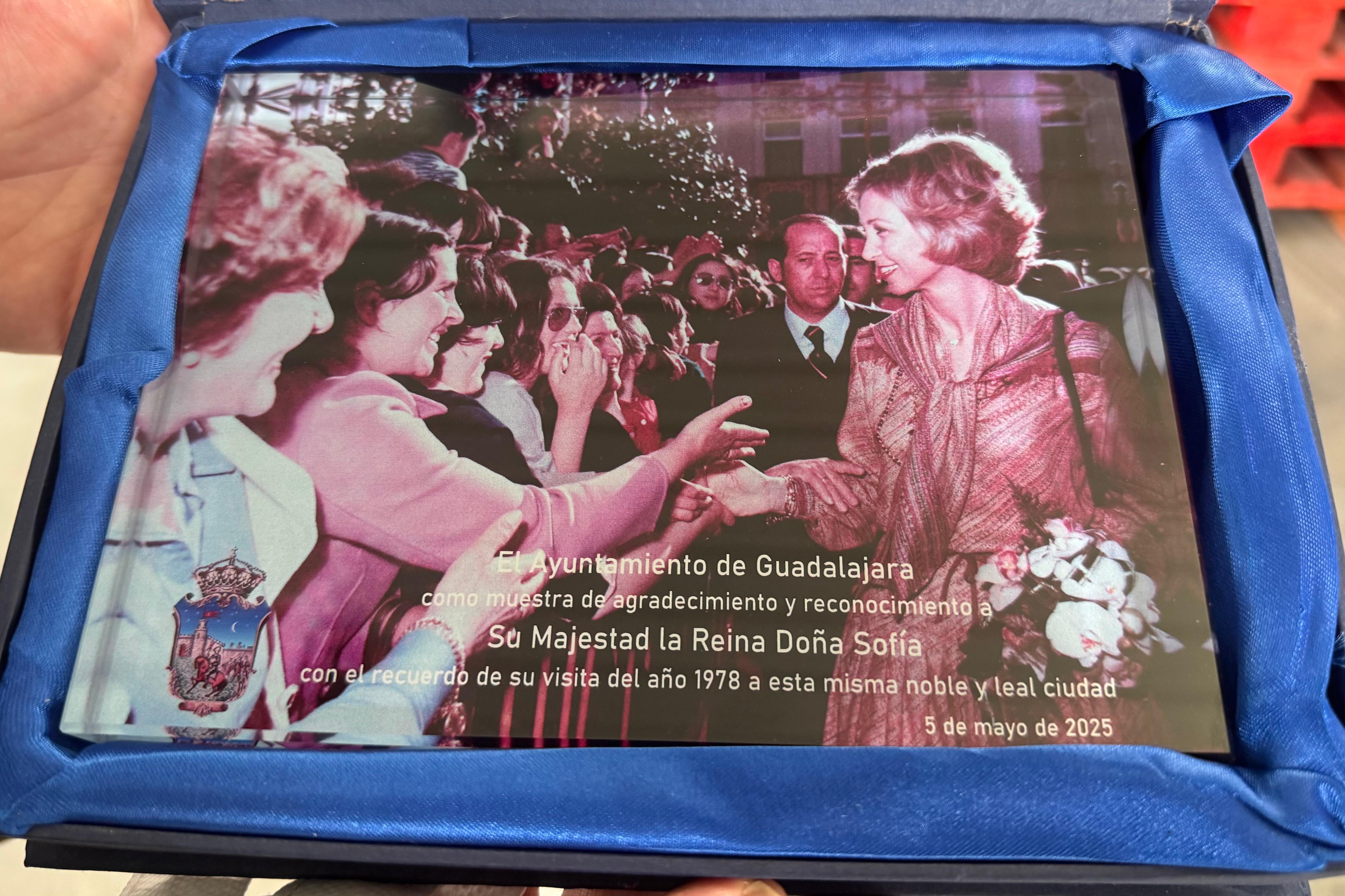 Placa entregada a Doña Sofía por la alcaldesa de Guadalajara