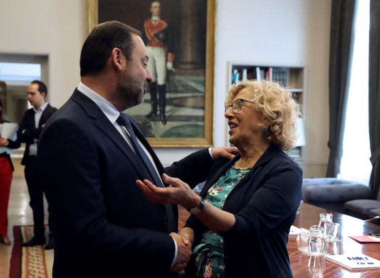 El ministro de Fomento, José Luis Ábalos, y la alcaldesa de Madrid, Manuela Carmena, durante la reunión que han mantenido en el Ministerio de Fomento.