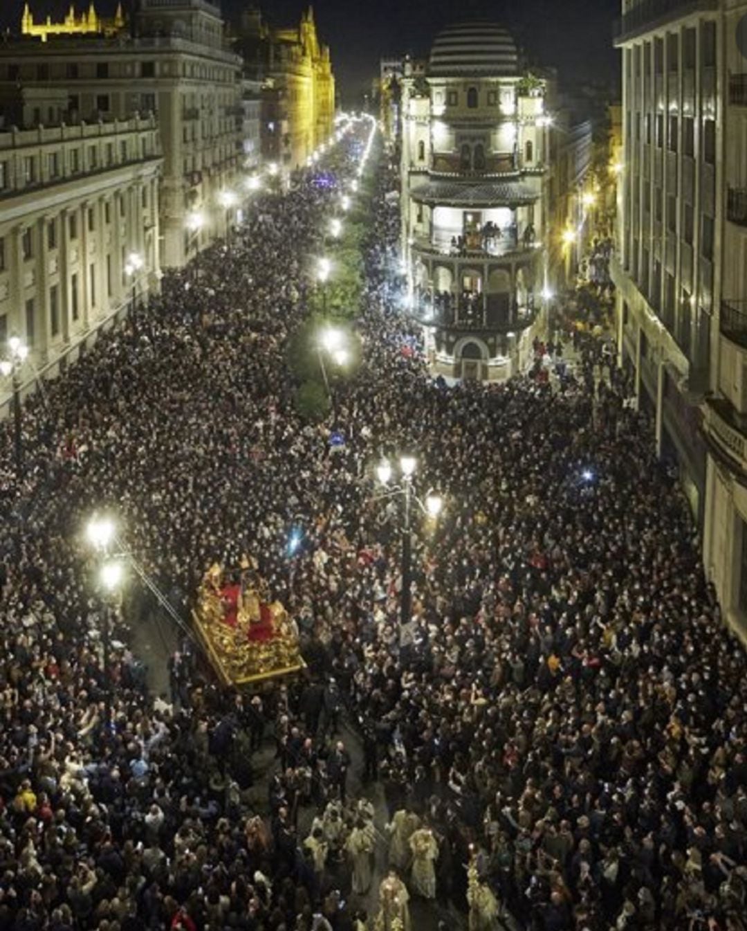 El Señor del Gran Poder rodeado de público el pasado 6 de noviembre. 