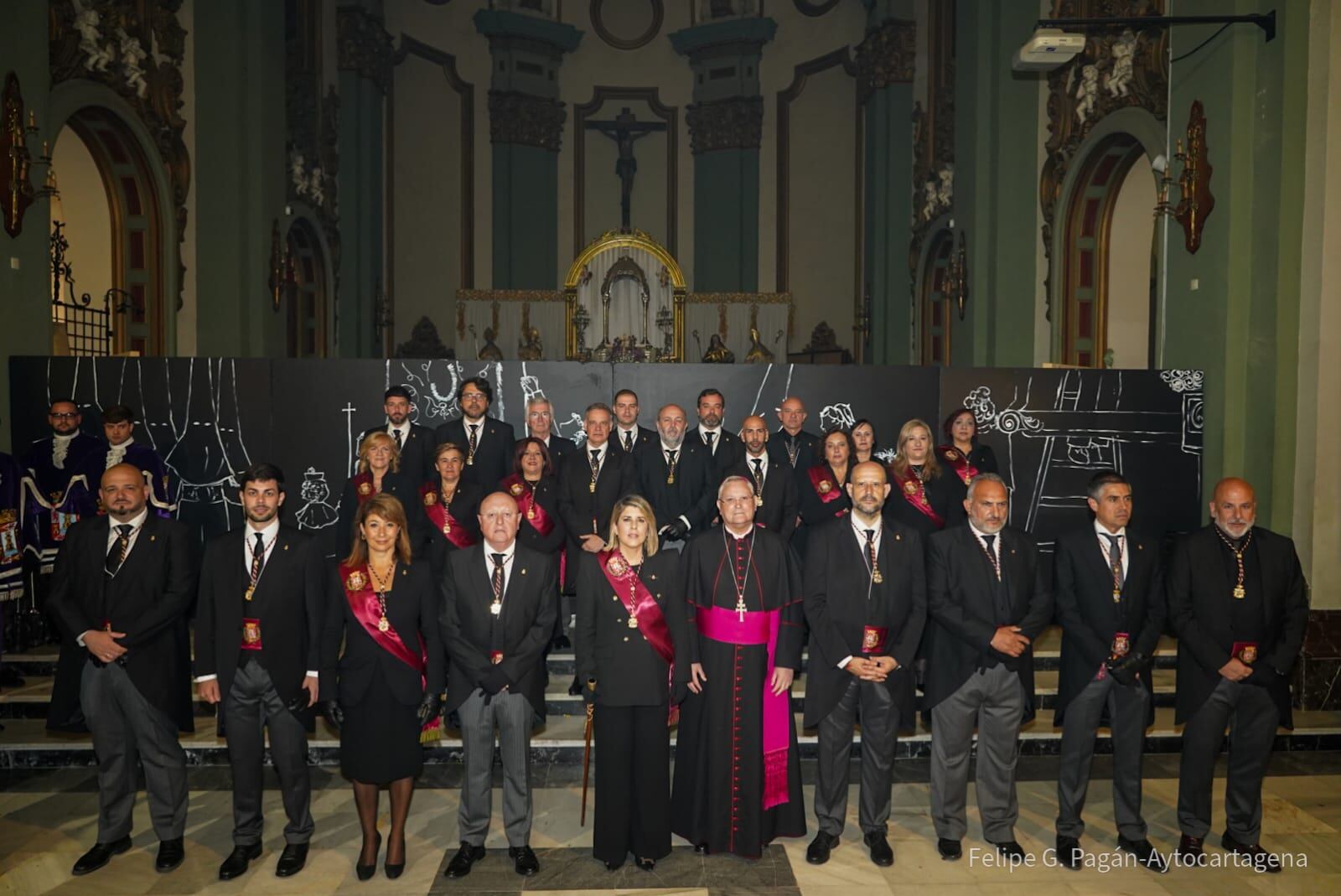 La alcaldesa Noelia Arroyo lideró la comitiva del Ayuntamiento de Cartagena en el cortejo de la Cofradía Marraja
