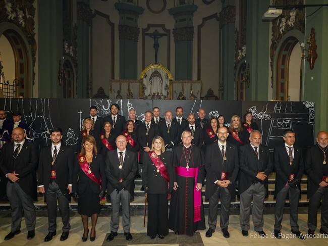 La alcaldesa Noelia Arroyo lideró la comitiva del Ayuntamiento de Cartagena en el cortejo de la Cofradía Marraja