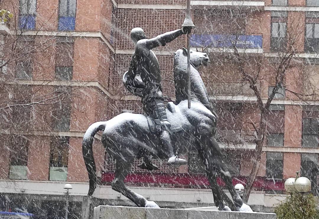 La nevada ha cubierto de blanco plazas, como la del Pilar en Ciudad Real 