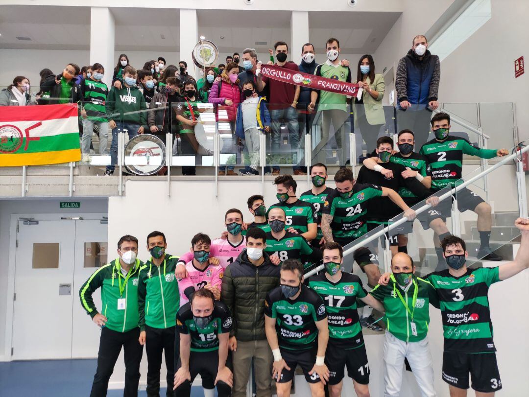 Equipo y afición celebran la victoria en el partido ante Elgoibar en el que el portero visitante recibió una ovación por su intervención memorable.