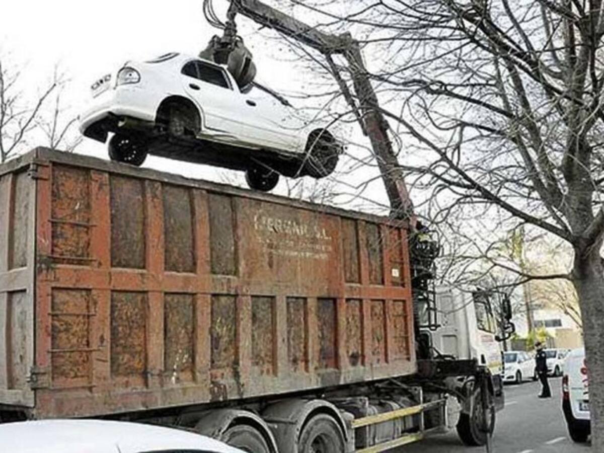 Villalonga retira los vehículos abandonados de las calles
