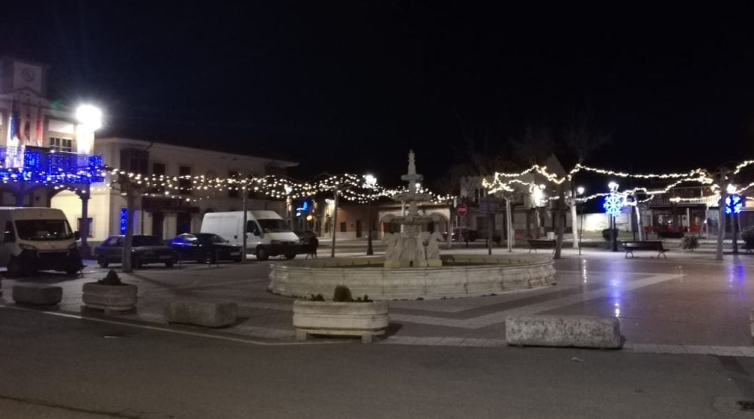 Plaza Mayor de Moraleja del Vino, con iluminación navideña