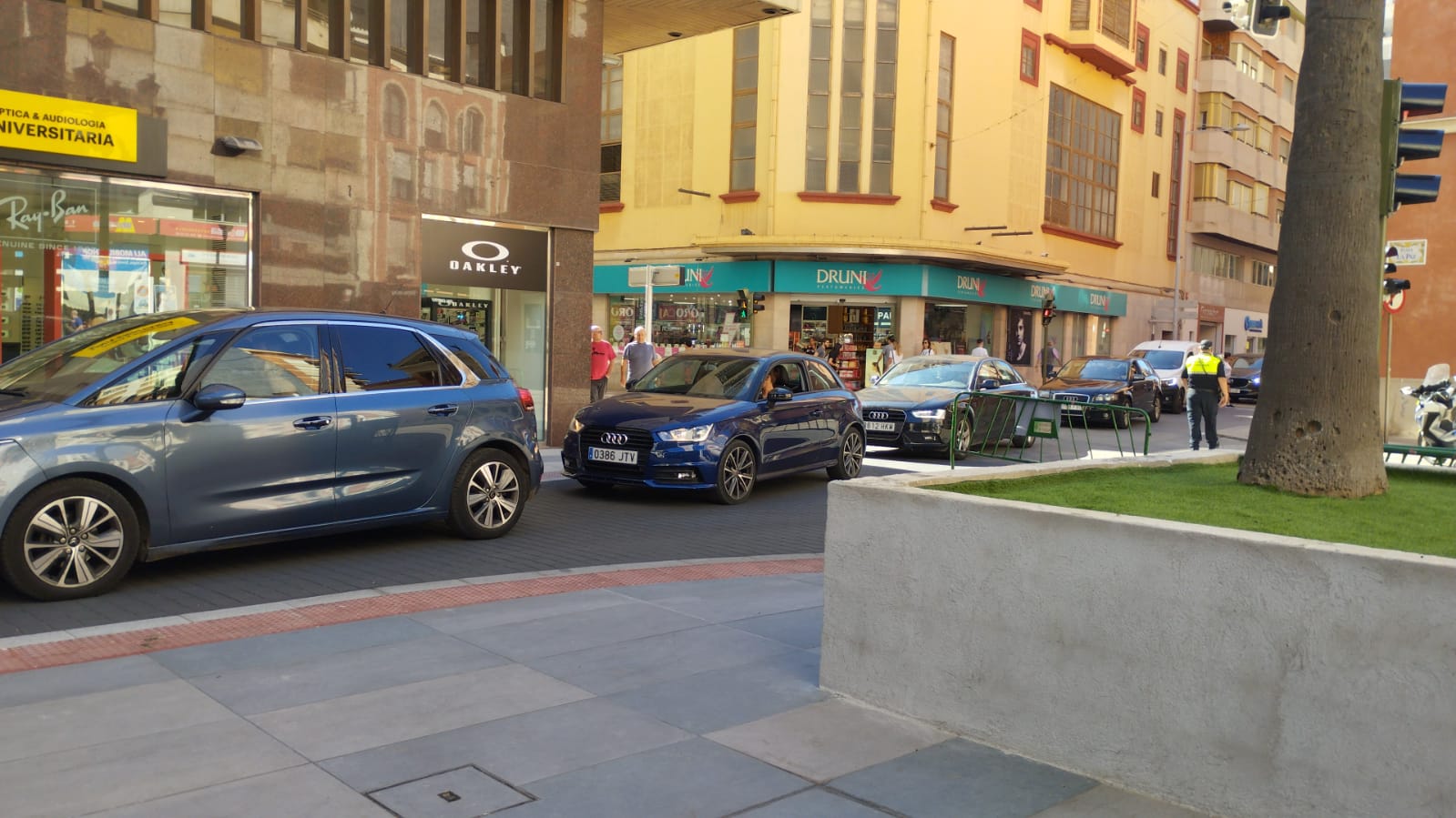 Algunos coches acceden a la Plaza de la Paz, pese a estar restringida al tráfico con motivo de la celebración del Día Mundial Sin Coche 2023.